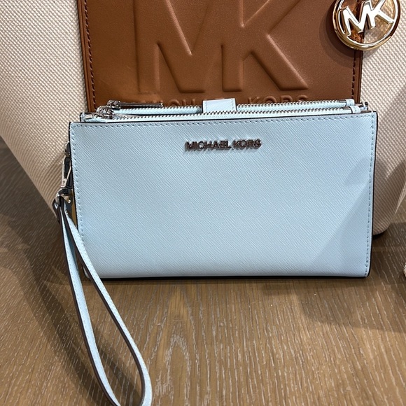 MICHAEL KORS LARGE DOUBLE ZIP WRISTLET WALLET PHONE CASE CLUTCH 
Vista Blue 
NWT - Picture 10 of 16